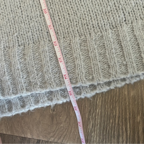 Gray Aerie sweater - Picture 3 of 4